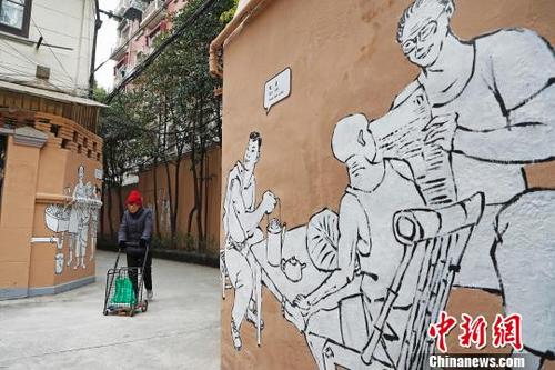 中国侨网海派风情的艺术画，还原了生活在善庆坊居民的生活场景。　殷立勤 摄