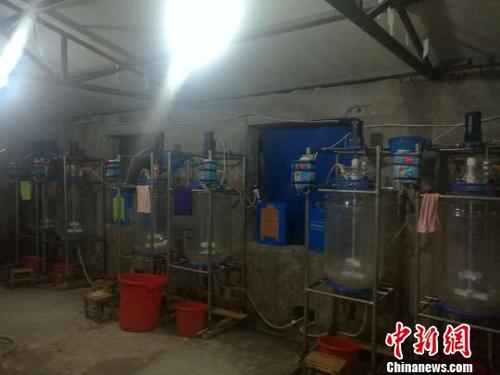 中国侨网警方查封了以溴代笨丙酮为主的原材料近70吨及大量制毒设备。警方供图