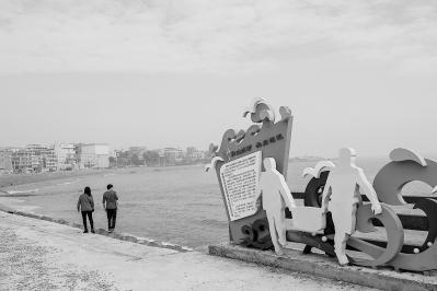 中国侨网东大垵海滩边树立着蔡加渐和妻子搬运垃圾的剪影塑像，让来这游玩的人们记住这对朴实的渔民夫妻。