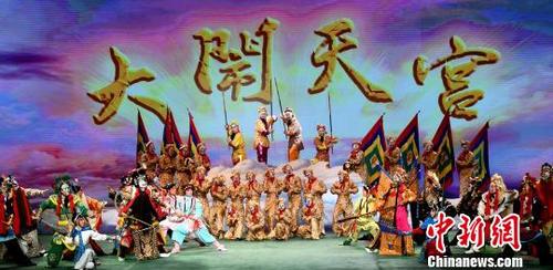 中国侨网12月9日晚，由中国11个艺术院团的逾百位优秀演员联手打造的京剧电影《大闹天宫》舞台版在福州凤凰剧院首演。　刘可耕　摄