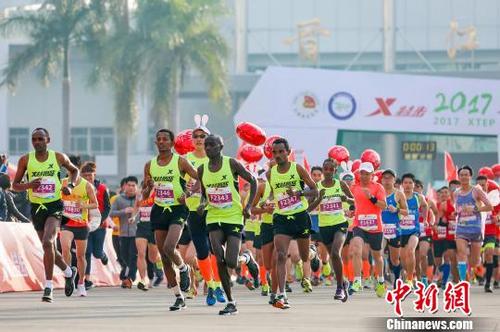 中国侨网12月10日，2017晋江国际马拉松赛在福建晋江鸣枪开赛。（赖进财 摄）