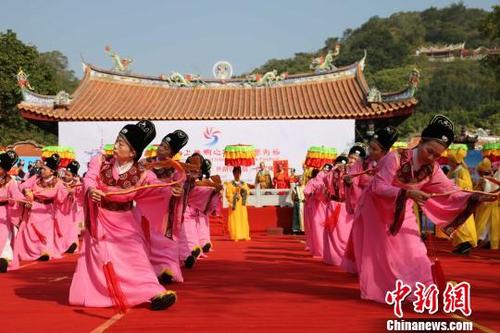 中国侨网12月11日,蕴含浓郁“海丝”风情的仿宋祈风仪式在福建省南安九日山延福寺前广场上演。 江金虹 摄