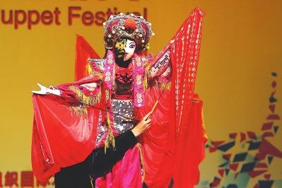 中国侨网四川资中木偶剧团表演《木偶变脸吐火》。(周明太 摄)