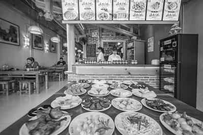 中国侨网沙县小吃集团的一家加盟店内,菜品丰富多样。 本报通讯员 曾勇 摄
