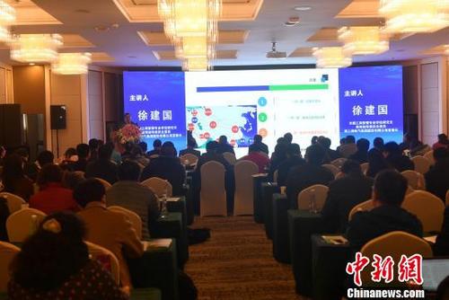 中国侨网图为全国工商管理专业学位研究生教育指导委员会委员、原上海电气集团股份有限公司董事长徐建国作主旨演讲。 吕明 摄