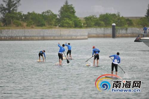 中国侨网首届中国大学生桨板竞速挑战赛在万宁石梅湾举行。南海网记者 高鹏摄
