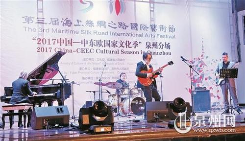 中国侨网世界级爵士乐队走进仰恩,演绎克罗地亚爵士乐。