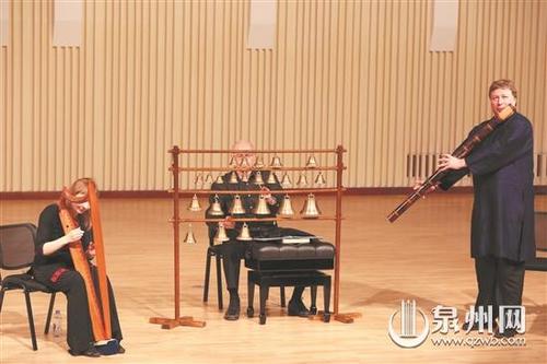 中国侨网爱沙尼亚艺术家所持的乐器带有中国风 （王柏峰 摄）