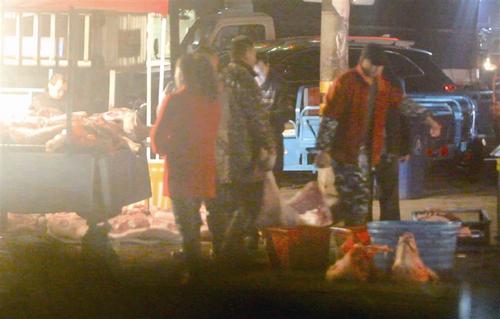 中国侨网温州市生猪肉品批发交易市场外。