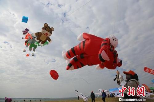 中国侨网图为参赛队伍在放飞巨型风筝。　黄富　摄