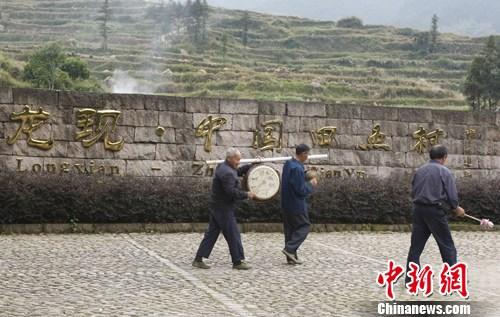 中国侨网资料图：在中国著名的侨乡浙江青田，许多华侨选择回到家乡当“村官”。图为青田龙现村村口，立着费孝通题写的“龙现·中国田鱼村”石碑。中新社发 刘关关 摄