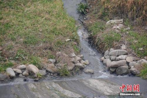 中国侨网生活污水未经处理直接排进汉江(资料图)。中新社发 图片来源：CNSPHOTO