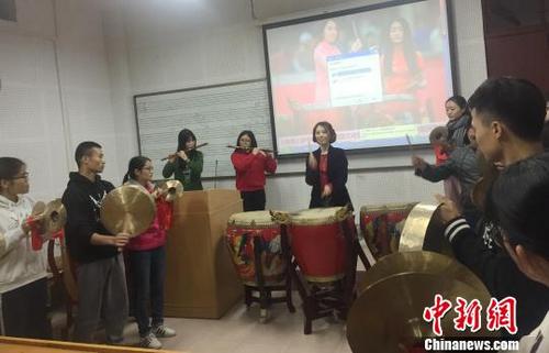 中国侨网余少萤在高校课堂上传授潮州音乐。　李凌 摄