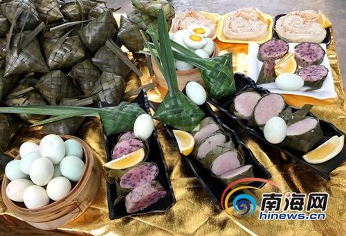 中国侨网万宁的“落”,是古万州人对“用凤尾草织成囊,装米煮熟”的一种小吃的俗称。万宁市供图