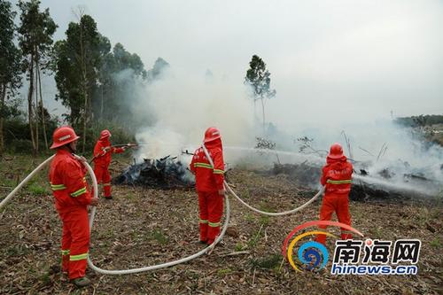 中国侨网万宁举行森林防火应急演练。通讯员吴鹏摄