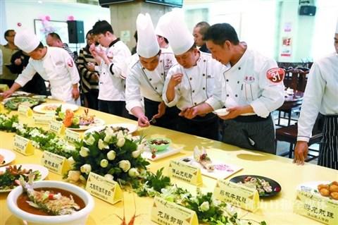 中国侨网厨师们相互品评候选菜式。佛山日报记者 周春 摄