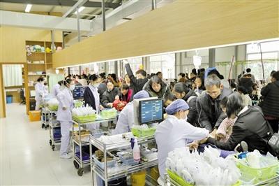 中国侨网12月26日上午，温州医科大学附属育英儿童医院输液室里患儿扎堆。