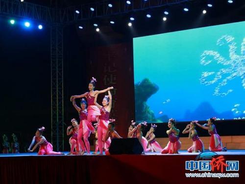 中国侨网海南侨中学子带来的精彩舞蹈表演。　张茜翼　摄
