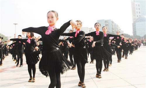中国侨网舞蹈队员身着华丽的服饰，以整体划一的婀娜舞姿，展示拉丁舞的艺术魅力。