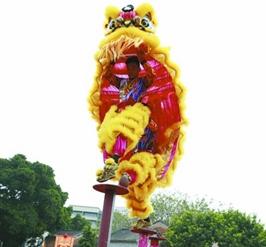 中国侨网岭南狮王邀请赛现场,参赛队伍正在进行高桩舞狮。通讯员 林伟坚 摄