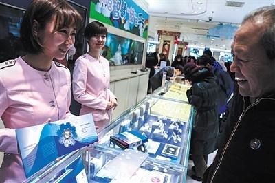 中国侨网昨日(10日),菜百,市民在购买2022冬奥特许商品。本版摄影/新京报记者 彭子洋