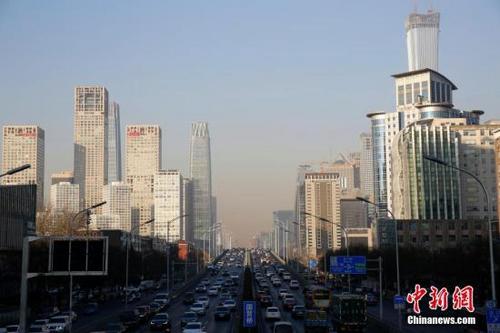 中国侨网1月12日,远望北京CBD地区,蓝天与雾霾分界清晰。中新社记者 李慧思 摄