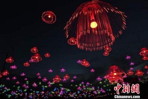 中国侨网图为绽放在黄土高坡上的灯光秀。　杨艳敏　摄