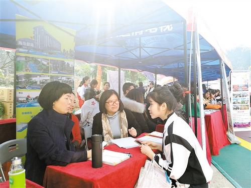 中国侨网毕业生现场推介自己。 