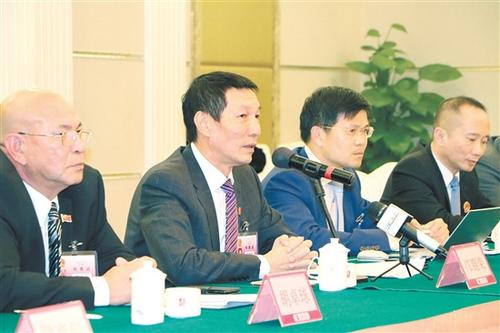中国侨网12位列席华侨在座谈会上为江门发展建言。 唐达 摄 