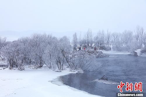 中国侨网图为雾凇美景。 中新社记者 于琨 摄