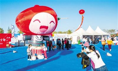 中国侨网1月18日,陵水黎族自治县光坡镇,2018陵水(光坡)第四届圣女果采摘季暨乡村休闲游活动开幕。供图/武昊 陈思国