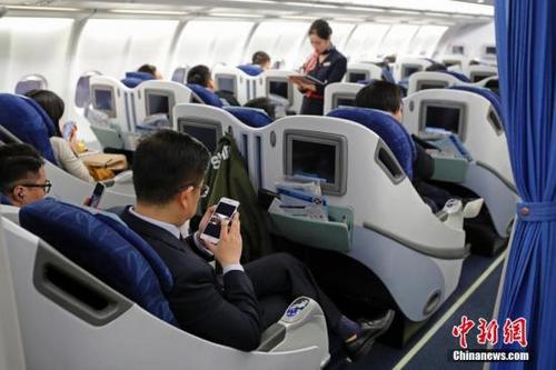 中国侨网资料图:在东航MU5137航班上,旅客全程在飞行模式下可以使用手机。殷立勤 摄