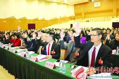 中国侨网昨天(18日)上午,市政协十二届二次会议胜利闭幕。图为政协委员们举手表决通过大会决议。 本报记者 陈宏文 摄