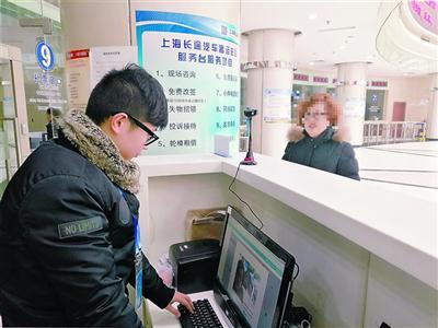 中国侨网长途客运总站一位乘客正在使用人脸识别系统。 张家琳　摄 
