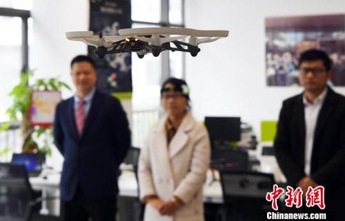 中国侨网在留英博士孔祥增创办的福建中联智创科技有限公司研发产品展示厅,工作人员正现场演示该公司研发的用意念控制无人机做起飞及左右前后移动飞行等环节。 记者刘可耕 摄