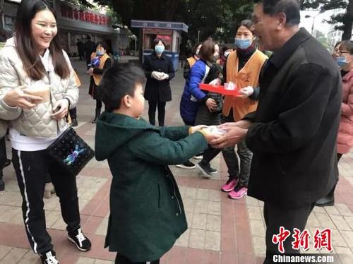 中国侨网施粥现场充满欢乐温馨的气氛。 松友 摄