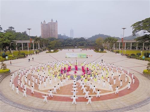 中国侨网会员们动作整齐划一,均匀缓慢且舒展大方,远观给人带来强烈的视觉冲击。
