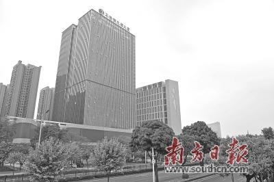 中国侨网澜石不锈钢总部大厦吸引了不少优秀的不锈钢企业回归。南方日报记者 戴嘉信 摄