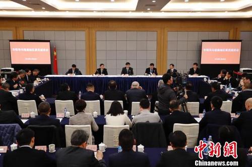 中国侨网中国人民政治协商会议上海市第十三届委员会第一次会议1月25日举行港澳委员座谈会。　张亨伟　摄