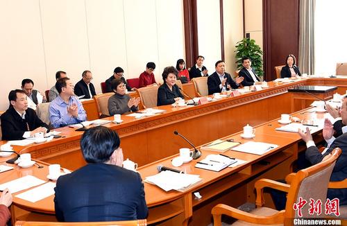 中国侨网1月24日,中国国务院侨务办公室主任裘援平出席全国侨办主任会议分组讨论会。 中新社记者 张勤 摄
