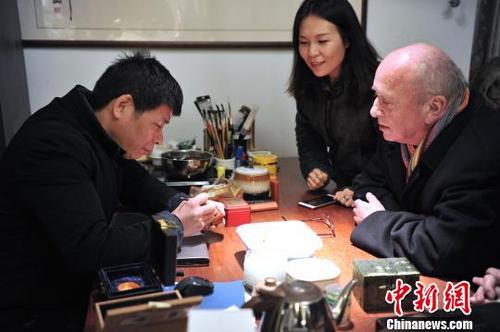 中国侨网法国前国会议员、法国墨兹大区议会主席、法中工匠艺术文化协会名誉主席纳米·凯羌(右一)参访访中国工艺美术大师、国家文化名人陈礼忠(左)工作室。 张斌 摄