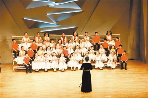 中国侨网一首《为祖国绽放》拉开了合唱音乐会的帷幕。