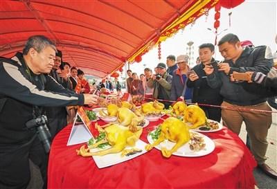 中国侨网2月4日,首届“年味万宁”年货节暨万宁年鸡大赛吸引了市民和“候鸟”人群的热情关注。 本报记者 袁琛 摄