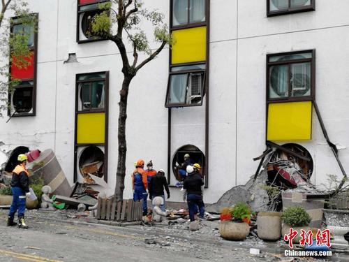 中国侨网台湾花莲近海2月6日23时50分发生里氏6.5级地震。台湾“中央社”报道的最新灾情指出，地震造成4栋建筑物倒塌，4人死亡，225人受伤、145人失联。中时电子报报道称，有2名大陆游客受伤。目前，现场救援正在紧张进行中。中新社记者 肖开霖摄