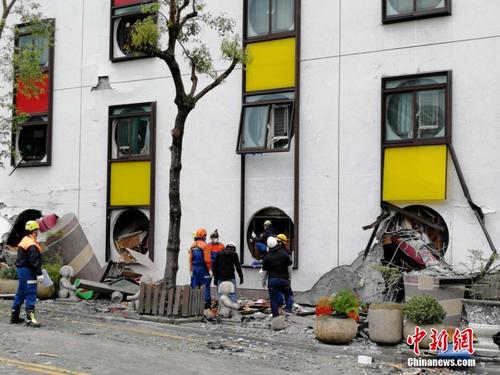 中国侨网台湾花莲近海2月6日23时50分发生里氏6.5级地震。台湾“中央社”报道的最新灾情指出,地震造成4栋建筑物倒塌,4人死亡,225人受伤、145人失联。中时电子报报道称,有2名大陆游客受伤。目前,现场救援正在紧张进行中。中新社记者 肖开霖摄