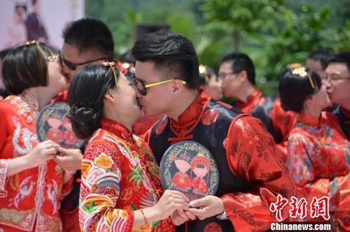 中国侨网资料图：侨乡集体婚礼。齐骏　摄