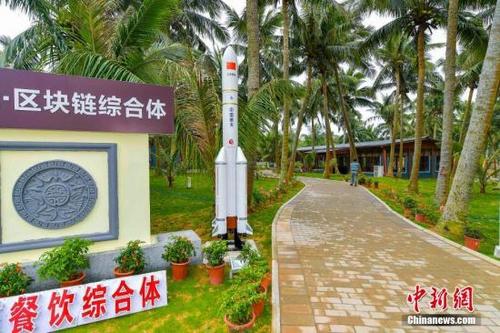 中国侨网资料图,距离中国文昌航天发射场直线距离不足五公里的村庄---好圣村仅有11户50余口人,曾经不起眼的小渔村经过美丽乡村建设规划改造后航天元素无处不在,游客可以采摘航天育种的瓜菜、品尝“航天菜”、购买航天主题旅游商品。航天创客民宿也正在建设中。 中新社记者 骆云飞 摄