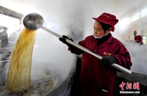 中国侨网资料图：村民在加工红糖。 张斌 摄