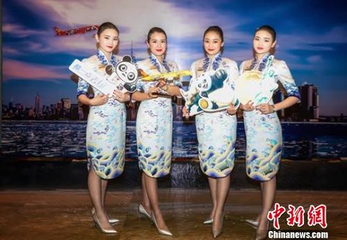 中国侨网成都往返纽约开航仪式上的空姐们。（资料图）　钟欣　摄