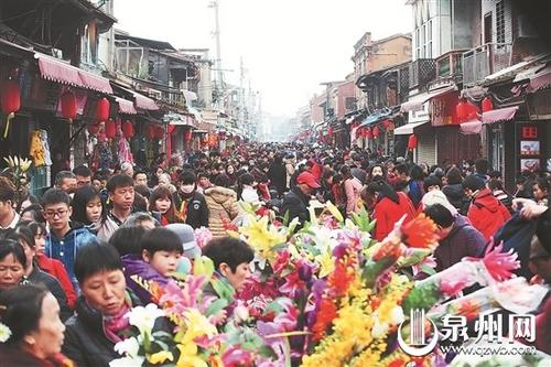 中国侨网西街深受游客青睐。